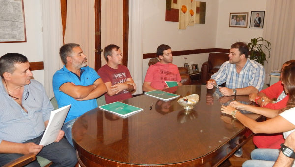 Barroso junto a Mauricio Loria, Leandro Unauna, Ignacio Brangeri y Alberto Mari tras recibir el subsidio de 25 mil pesos cada uno