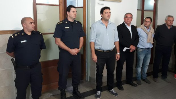 Barroso secundado por los Comisarios Vazquez y Macarrino, ademas de Della Roca, el Diputado Vivani y el Sub Secretario de Seguridad en la Estación de Policia