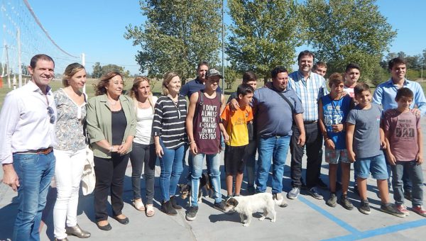 Barroso y Mendez junto a niños y funcionarios en el Playon