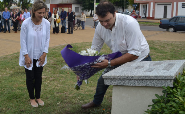 Colocación de ofrenda en recordacion de la desaparicion de Mimí Gassman, María Esther Infesta y Mercedes Bogliolo