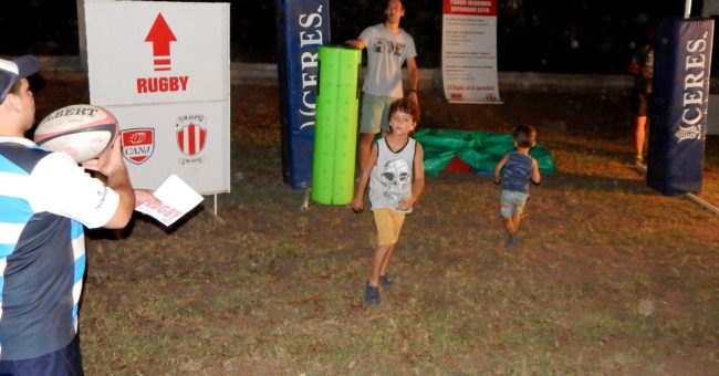 Dos niños toman contacto por primera vez con el rugby, que se expuso en la 2da. edición de Expo Deportes