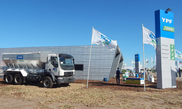 Equipo Impala con el que Guzzaroni Greco presta servicios de fertilizacion fue presentado en el YPF Directo de Expoagro 2018