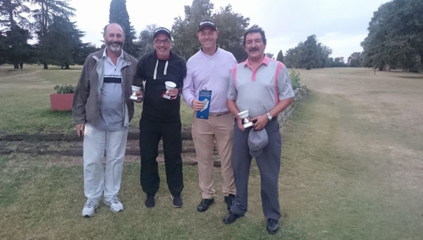 Jorge Ramos, Roberto Solis, Federico Stickar y Pablo Helfenberger luciendo sus trofeos en el Lincoln Golf Club