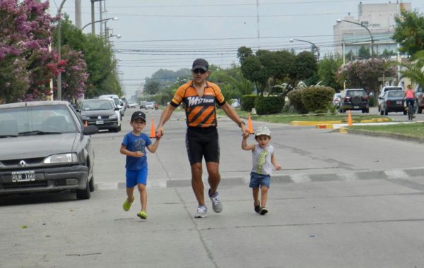 Juntos es mejor, Carlos Boufflet del equipo Moreno Bike al momento de llegar junto a sus dos hijos