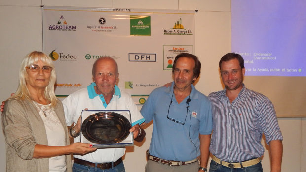Luis Ventimiglia, Hector Carta reciben de manos de Graciela Vadillo y Nicolas Capriroli, un reconocimiento en nombre de Soc Rural