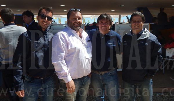 Merlo junto a integrantes de de la Concesionaria Ñire Maquinarias en Expoagro
