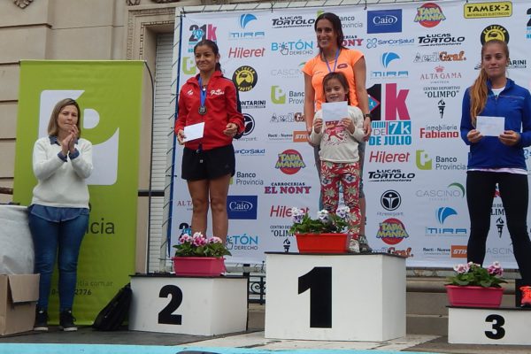 Maria Aguilar junto a su coterranea y Carmen Anca reciben su premio como las tres primeras en 7K