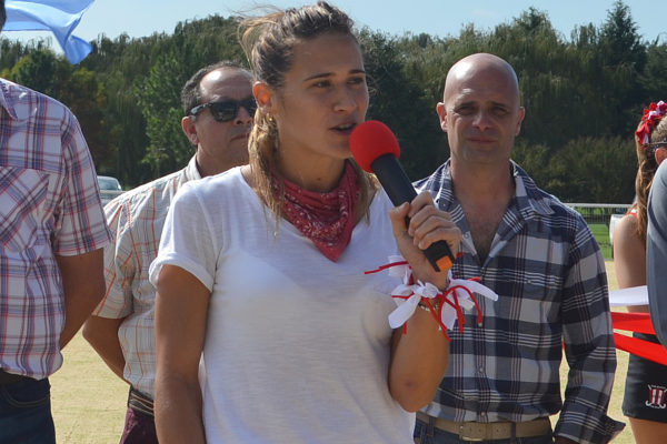 Martina Cavallero durante al momento de dejar su mensaje en Atletico 9 de Julio