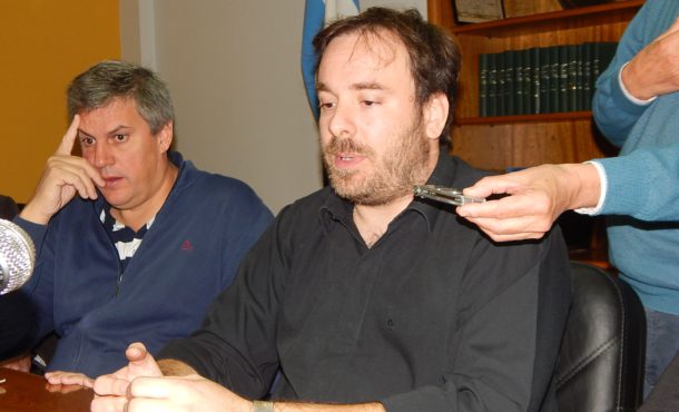 Matias Losinno a su lado el gerente de la entidad, Federico Raineri