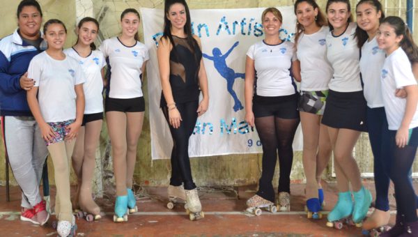 Sabrina Gagliano e Ivana Arce junto a un grupo de alumnas