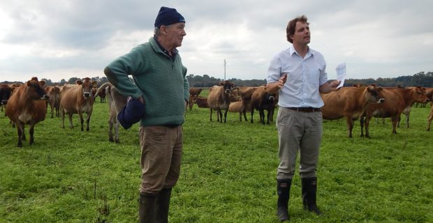 Jock Campebel y Sergio Lenardon durante la visita al lote conlas vacas