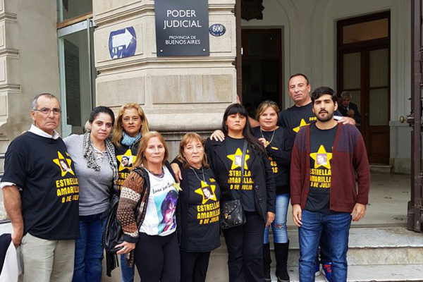 Jose y Liliana junto a familiares e integrantes de Estrellas Amarillas en las afueras del Palacio de Justicia en Mercedes