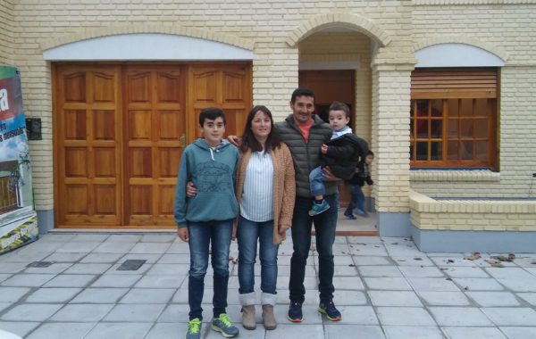 La Familia Campos-Duarte recibio este sabado la llave de la casa que les fue adjudicada desde el Club de Leones 9 de Julio