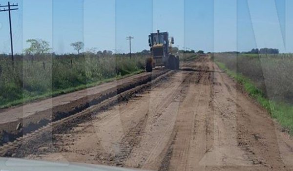 Maquinas viales de Municipalidad durante la jornada de este sabado reparando el camino que une Naon con Ruta 65