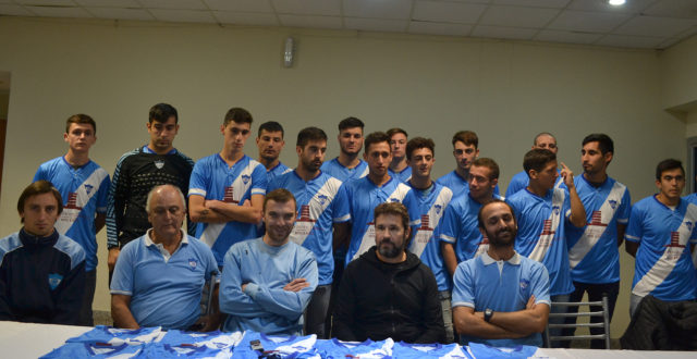 Mignes y Paoltroni junto al Cuerpo tecnico y jugadores durante su presentación ante la prensa