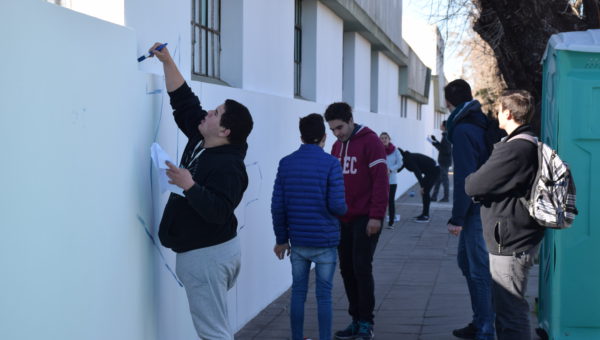 Alumnos llevando adelante uno de los murales en la jornada de este jueves