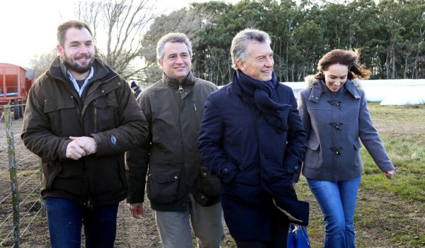 Macri, Vidal y Etchevehere durante su visita a un establecimiento rural en Tandil – foto Presidencia de Nacion