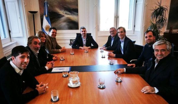 Peña con intendentes, entre ellos Mariano Barroso – foto Jefatura de Gobierno