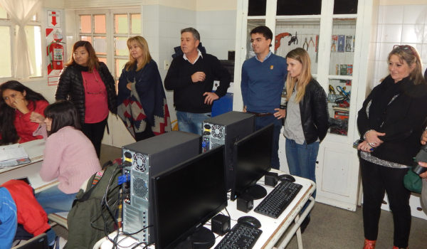 Vallabriga, Mirabelli, Barbieri, Gutierrez, Crespi y Cereigido presenciando el trabajo de alumnos en la nueva Sala de Informatica en La Otto