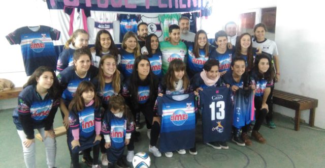 Equipo de Futbol Femenino del Club Libertad junto a directivos y su nueva indumentaria