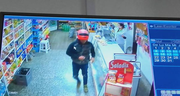 La camara de video capta a la persona que roba en el comercio