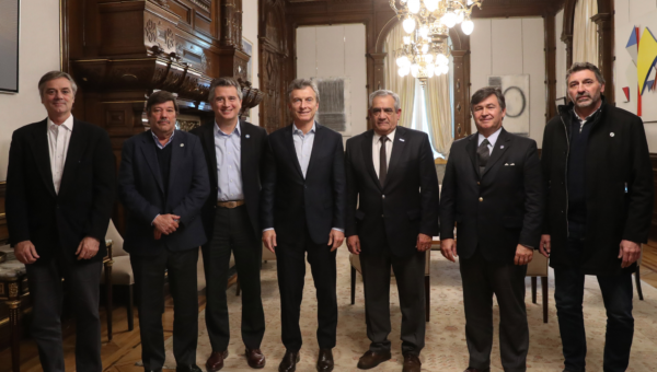 Macri, junto a integrantes de la Mesa de Enlace y el Ministro Etchevehere