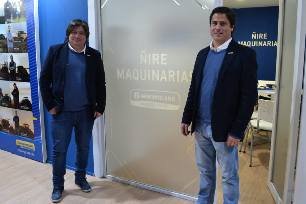 Matias San Martin y Rolando Barcelo en la oficina de Ñire Maquinarias en el Stand de New Holland en Palermo