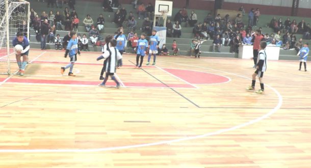 Partido infantil de Futsal en Atletico 9 de Julio