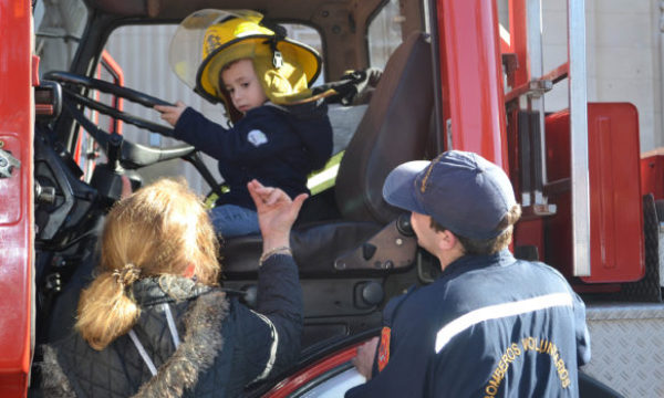Un niño durante el 2017 viviendo la experienca de ser bombero