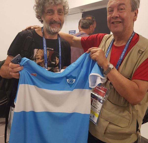 Guillermo Blanco y Ariel Scher con la camiseta de San Martin en Rusia