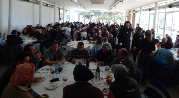 La comunidad educativa de La Niña atendio el almuerzo del remate