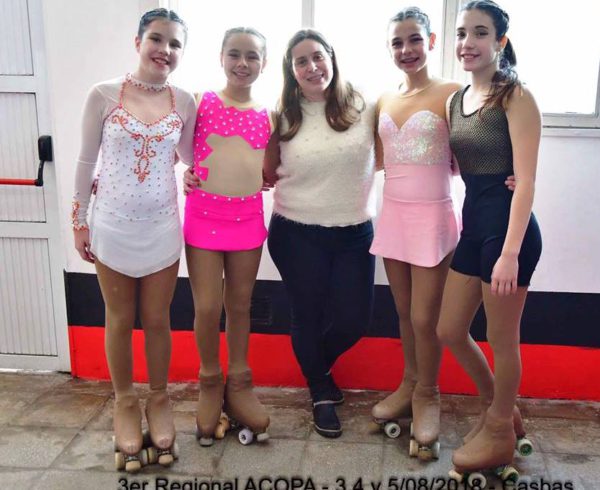 La profesora Tolosa junto a cuatro patinadoras