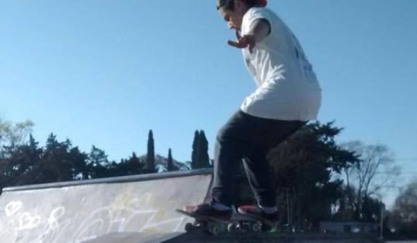 Uno de los skate nuevejuliense durante su actuacion en San Nicolas