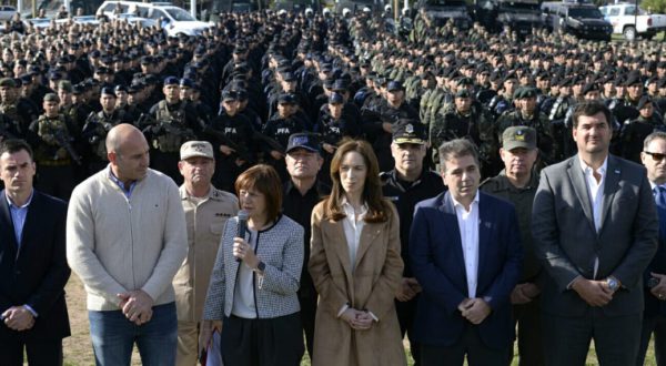 Bulrich y Vidal junto a efectivos de policas federales en Quilmes