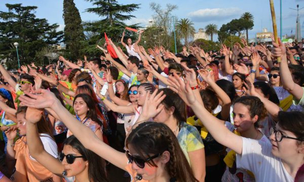 Casi 500 jovenes de la Promo 2018 se dieron cita en Plaza Belgrano