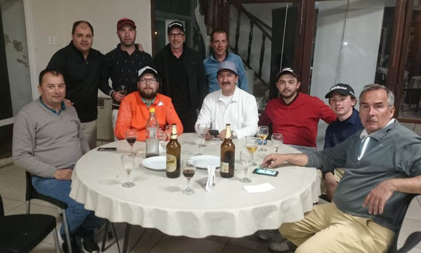 Golfistas de 9 de Julio que jugaron en Junin, luego de tener una extensa jornada comparten el lunch