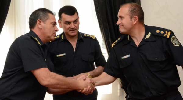 Lusetti (derecha), saluda a su sucesor, Comisario Inspector Gil
