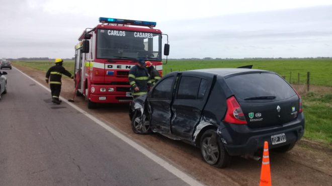 Renault Sandero involucrado en el accidente