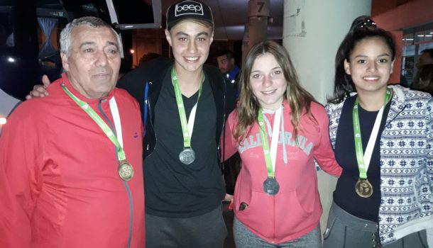 Bocha Farias, Tomas Benitez, Abril Ponzanesi y Camila Almonacid lucen sus medallas obtenidas en Mar del Plata
