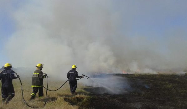 Bomberos de Dudignac controlando el incendio en el rastrojo