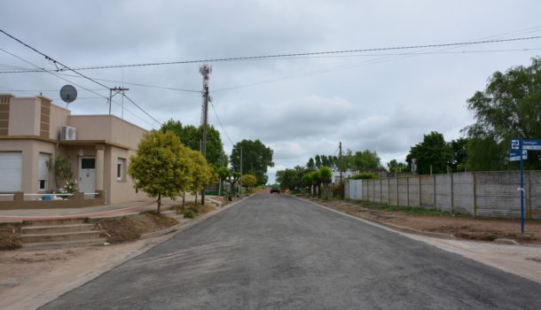Calle asfaltada en Dudignac