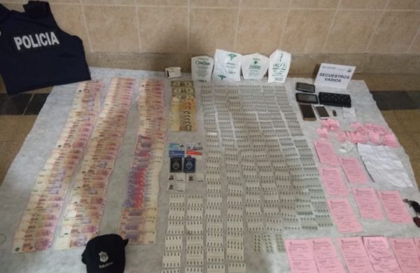 Dinero, medicamentos y recetas apocrofitas que le fue incautado a los delincuentes