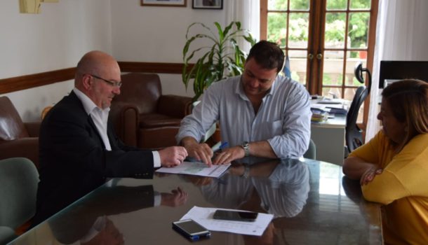 El Intendente Barroso al momento de concretar el pago de la ultima cuota del ex San Cayetano con el gerente del Provinica