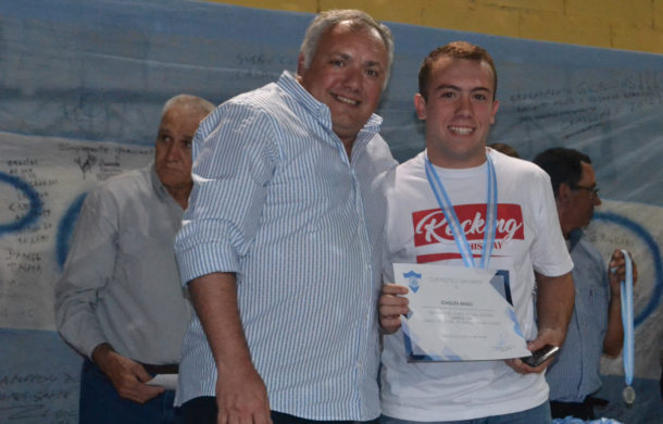 Guillermo Aranda de Saas Deportivo fue invitado a la entrega de premios, junto al jugador Basso