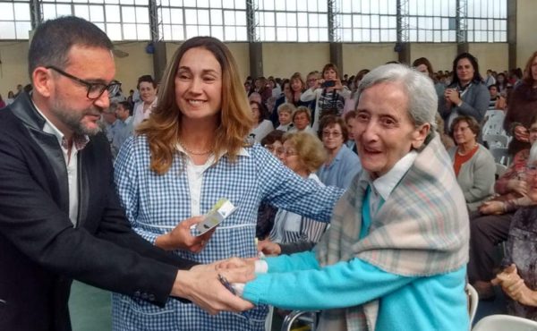 Irma Mendoza Maestra de la decada del 50 recibiendo su premio