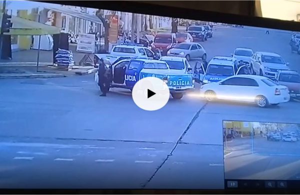 Momento en que Policia detiene al automovil – imagen de video particular