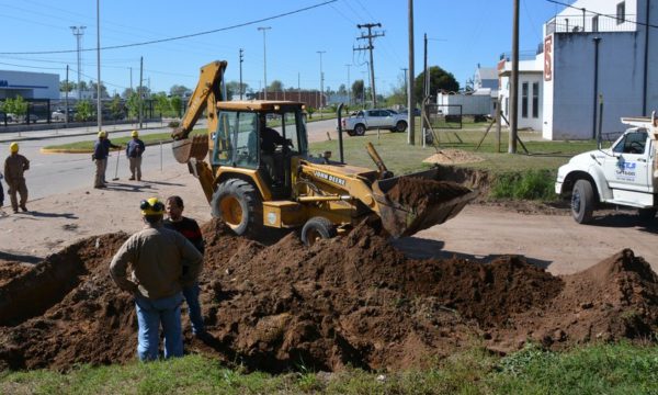 Personal de la CEyS inicio esta semana la nivelacion del terrno para pavimentar en calle Avellaneda y Agustin Alvarez