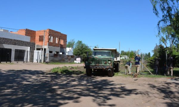 Personal municipal trabaja en la apertura de calle Cavallari