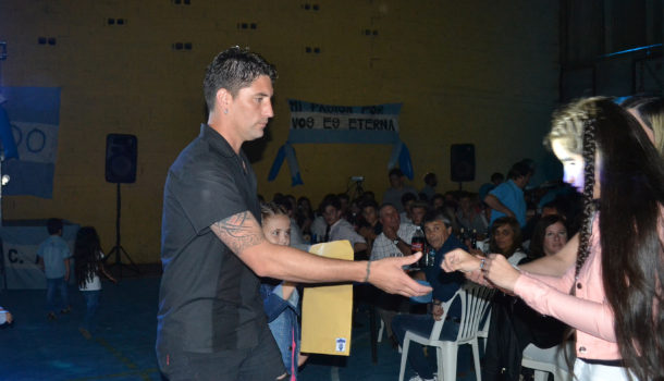 Sol Avalos Molina fue agasajada por su pasion por el futbol del Club San Martin