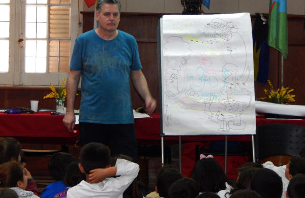 El Ilustrado Emilio Ferrero durante el trabajo con alumnos de primaria en la mañana de este miercoles